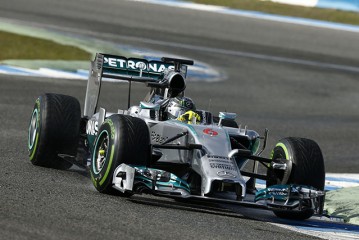 Mercedes Benz brilló en Abu Dhabi, Mc Laren solo dió dos giros