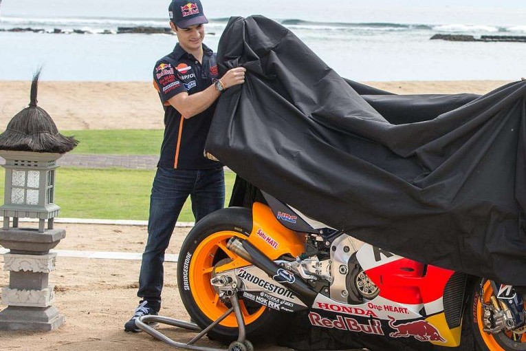 Márquez y Pedrosa presentan la Honda de 2015 en Bali