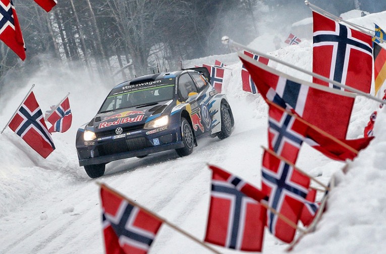 Mikkelsen lidera en Suecia, en una etapa accidentada