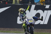 MotoGP: Valentino Rossi se exhibe bajo la lluvia de Silverstone y le da un hachazo al campeonato