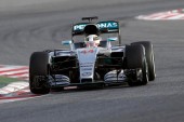 Fórmula 1: Hamilton asusta con 156 vueltas sin problemas en el primer día de test