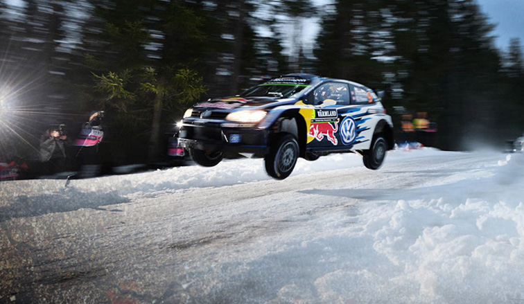 WRC: Ogier sigue adelante a pesar que la nieve lo puso en apuros