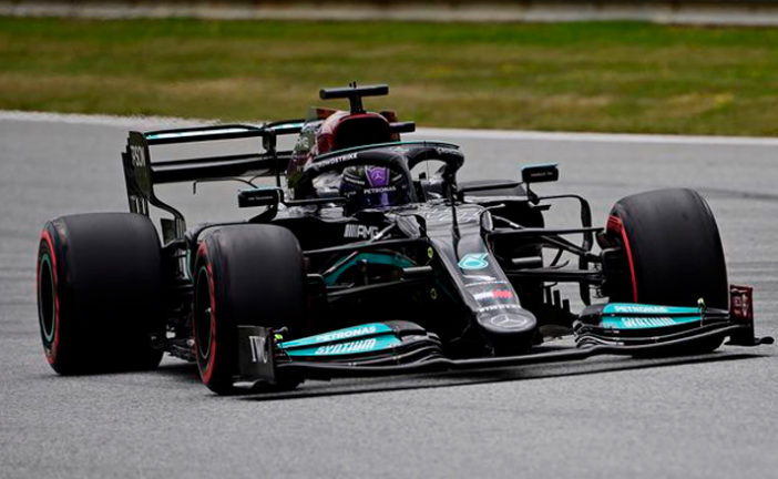 Fórmula 1: Doblete de Mercedes bajo la lluvia