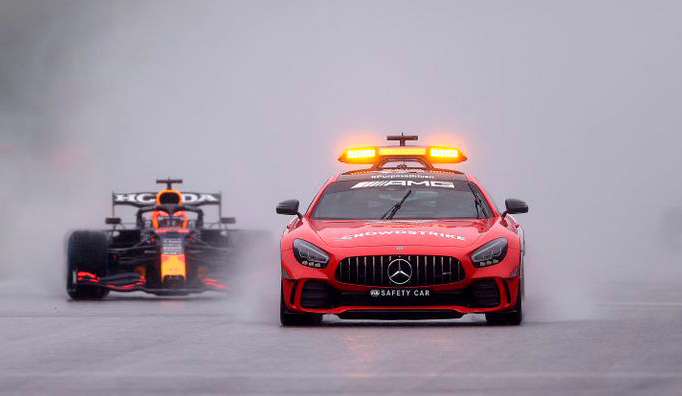 Fórmula 1: Las tres vueltas de la vergüenza que le dieron el triunfo a Verstappen