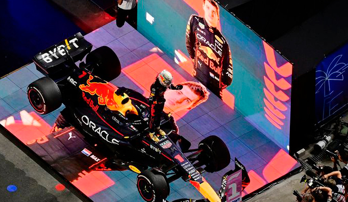 Fórmula 1: Verstappen le gana la partida a las Ferraris en una épica lucha en Arabia