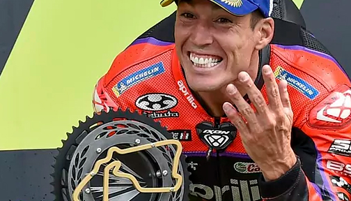 MotoGP: Aleix Espargaró remontó y superó al campeón en la última vuelta