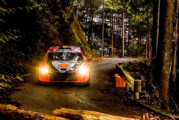 WRC: Neuville rompe el turbo y Evans toma el mando