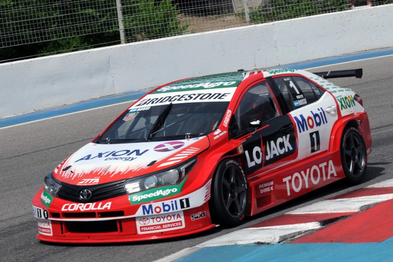 Rossi comenzó con el pié derecho