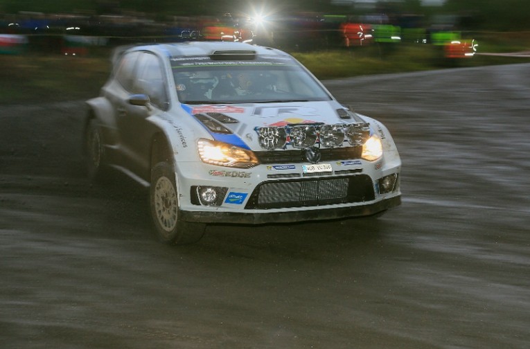 Ogier marca el rumbo en el Rally de Gales