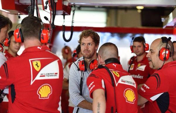 Vettel se mostró en los boxes de Ferrari