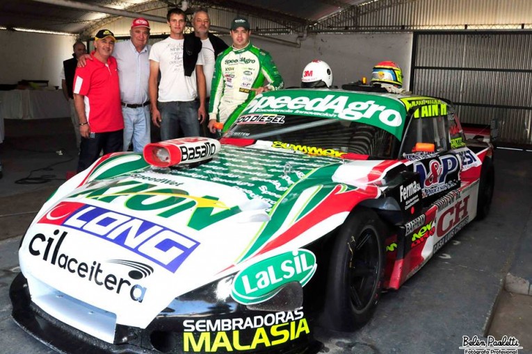 Nicolás Gonzalez cerró el año en el óvalo de Rafaela con patrocinantes y amigos