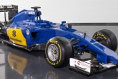 Sauber presentó el C 34, azul y oro