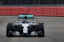 Mercedes amaga y muestra un poquito del W06 en Silverstone