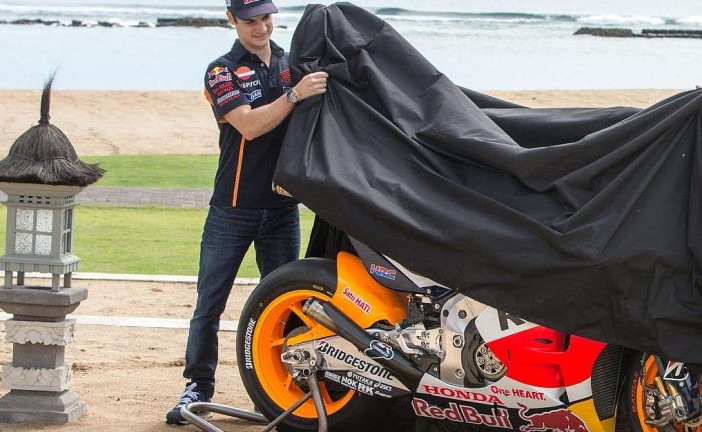 Márquez y Pedrosa presentan la Honda de 2015 en Bali