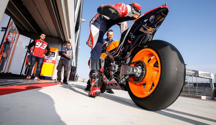 MotoGP: Valentino Rossi sufre una caída durante los test con los neumáticos Michelin