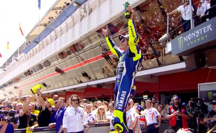 MotoGP: Rossi vence en Cataluña, tras un duelo épico con Márquez