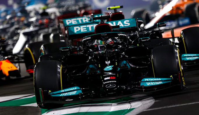 Fórmula 1: Hamilton se impone en la carrera más polémica del año y el Mundial se decidirá en Abu Dhabi