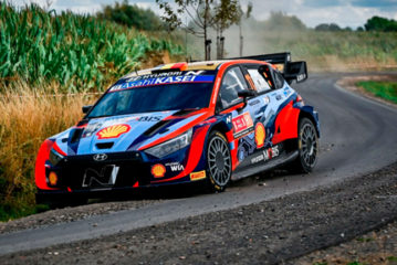 WRC: En una accidentada mañana, el líder es Thierry Neuville