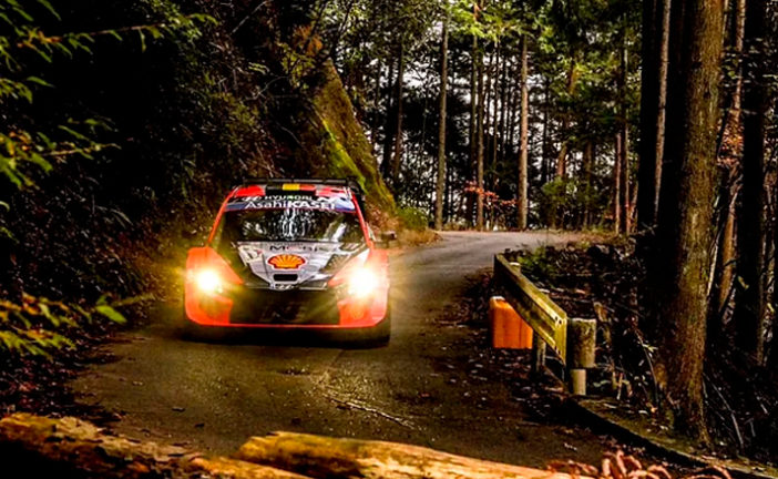 WRC: Neuville rompe el turbo y Evans toma el mando