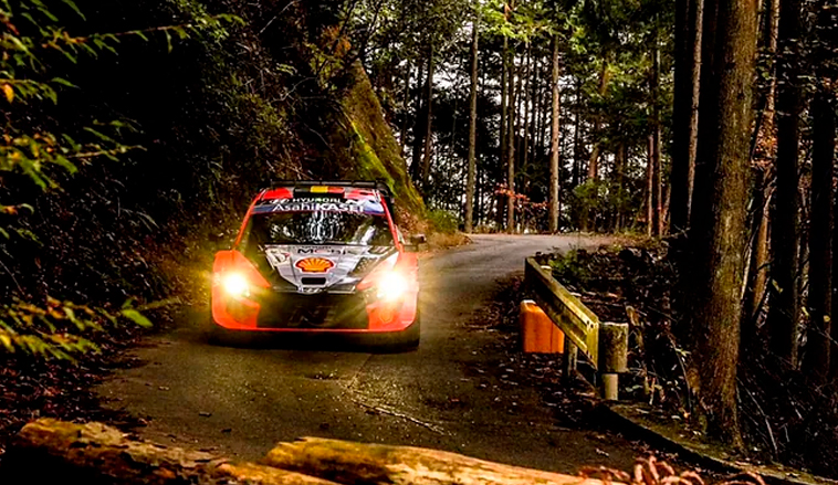 WRC: Neuville rompe el turbo y Evans toma el mando